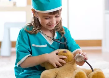 enfant soignant un ourson